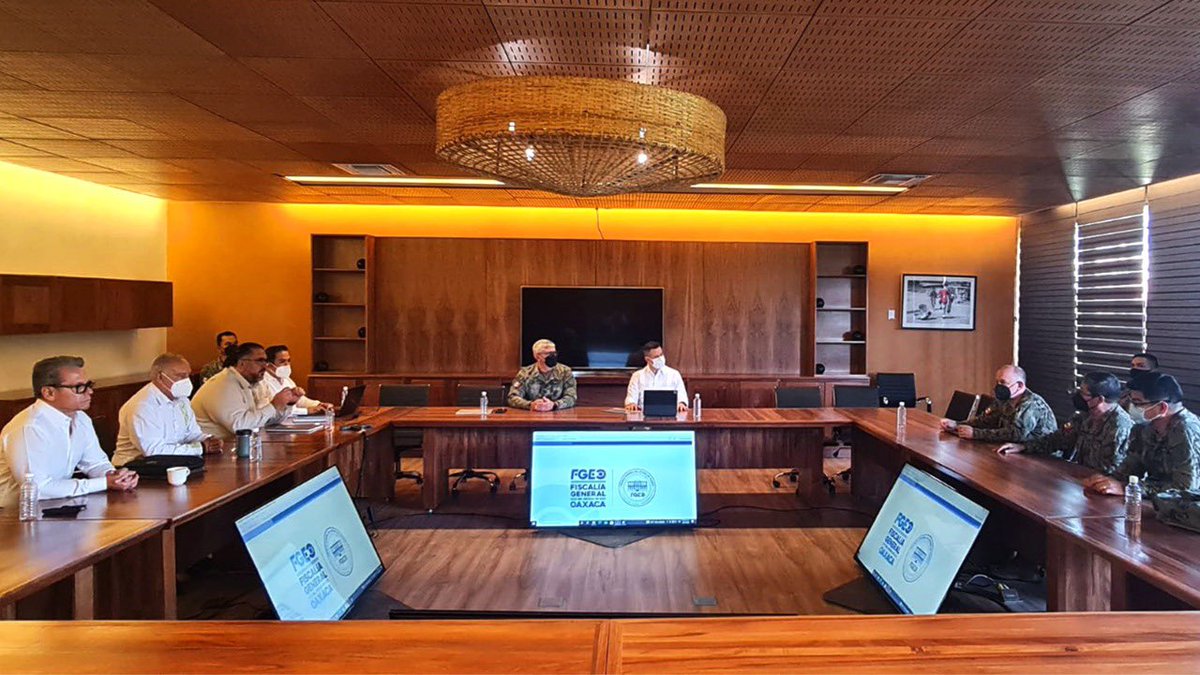 alejandromurat's tweet photo. Con el objetivo de mantener la paz social en toda la zona costera y el Corredor Interoceánico, me reúno, junto con mi Gabinete de Seguridad, con altos mandos de la @SEMAR_mx. https://t.co/wHXKqtRUuE