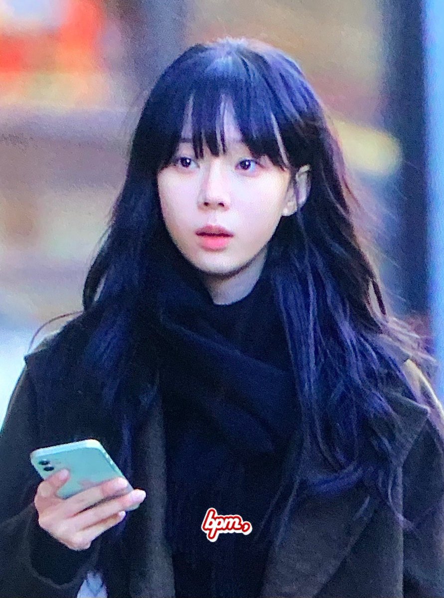 ple__Ap's tweet photo. 어 저기 이거... 폰 두고 가셔서...
아, 고마워요 

그녀으 용안에 놀라 저도 모르게 폰 꽉 쥐고 있다 스르륵 힘 푸는 믽정,, 그렇게 10분째 그 자리에 계속 서 있음 https://t.co/xtemMBlbFB