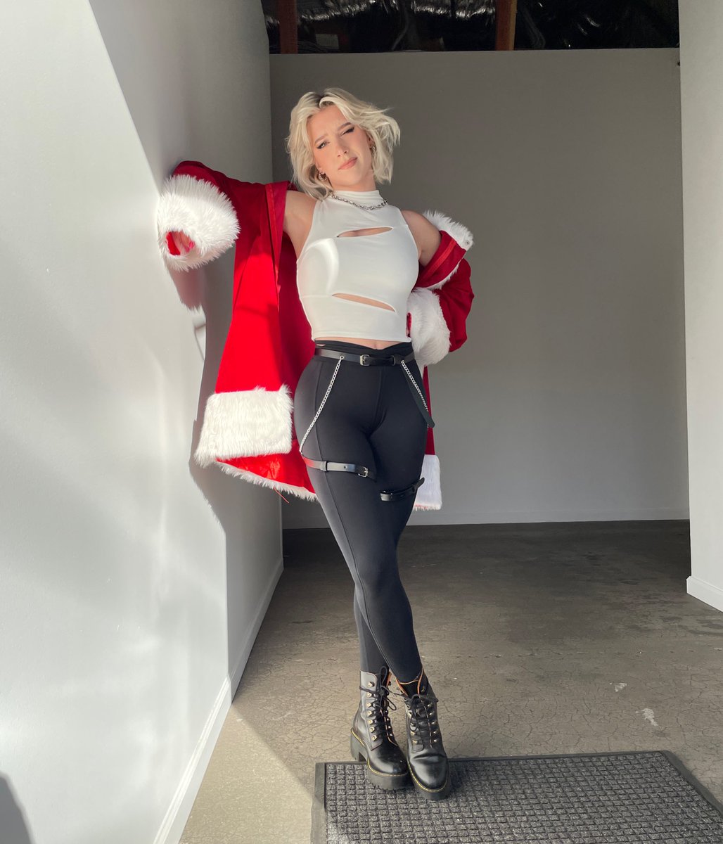 Co_Mill's tweet photo. Merry Crisis https://t.co/6ETkpY5gCz
