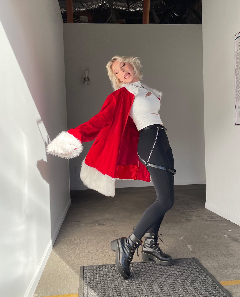 Co_Mill's tweet photo. Merry Crisis https://t.co/6ETkpY5gCz