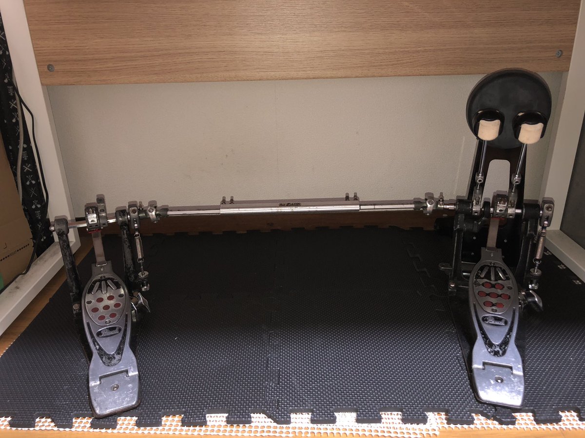 drummertobby's tweet photo. 自宅のドラム工房のデスクの下の秘密。
が、時間は限られる。

#自宅ドラム工房
#Pearl
#ZLink
#eliminator
#P2002B https://t.co/84xX8iIjWF