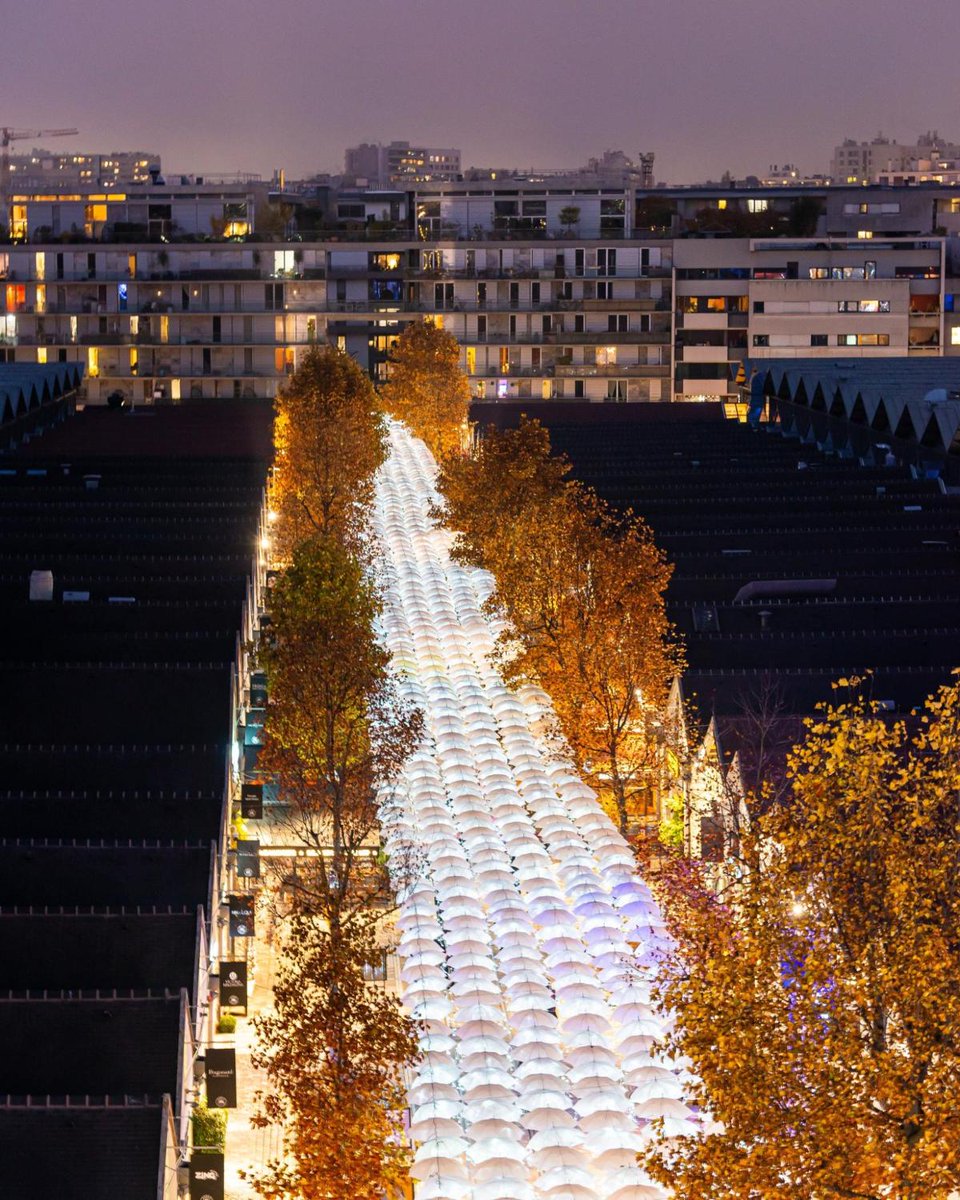 VogueFrance's tweet photo. Thousands of illuminated umbrellas have invaded Paris' sky for the holidays. Head to Bercy Village to see them with your own eyes. 🌠🌟 https://t.co/fuNw2GjK1d