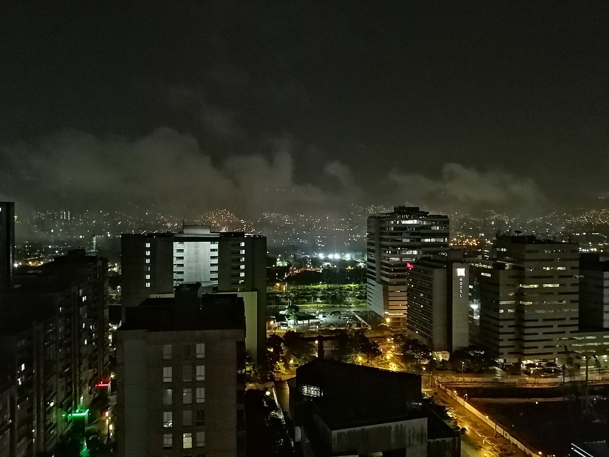 VANESCA_5's tweet photo. Mientras hay cientos de familias inundadas, esta noche en Medellín queman el dinero en pólvora formando una nube de contaminación sobre la ciudad. Qué tradición tan absurda. #Alborada https://t.co/9l83c3PyKO