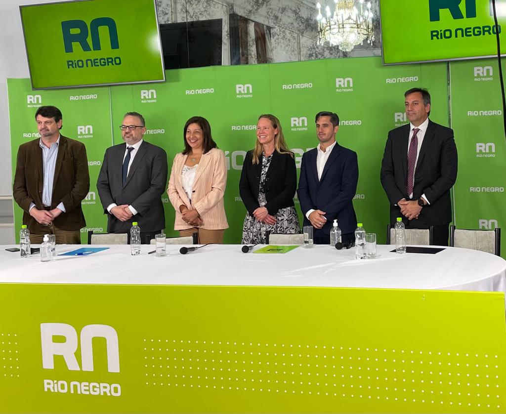 In Argentina I met with the Governor of Rio Negro and the Federal Minister of Industry and Production where they signed a Provincial Decree, which will enable <a href="/FortescueFuture/">Fortescue Future Industries</a> to start erecting wind masts and begin #GreenHydrogen studies within the province. ✍️
