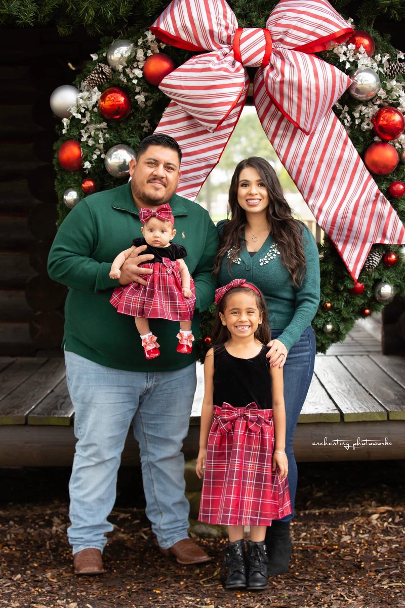 PhotoEnchanting's tweet photo. When we have each other, we have everything. 
♥️🎄♥️🎄♥️🎄♥️🎄♥️
Sneak peeks from Patty’s family Christmas mini. https://t.co/92ARYXsdDq