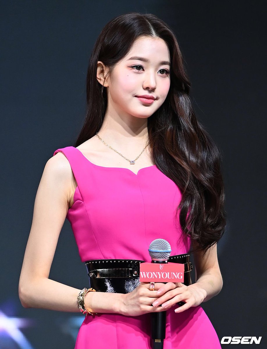 byulbitskr's tweet photo. [PRESS] Wonyoung at IVE “Eleven” Press Debut Showcase 💓

#WONYOUNG #장원영 #IVE #아이브 https://t.co/VXxJksbmI6