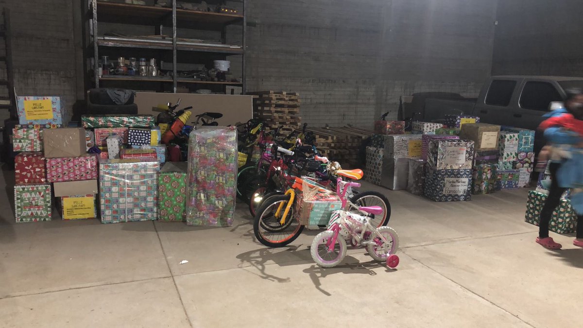 yosoyuntipazo's tweet photo. Raza todos los años ayudo a mandar cartitas a niños a la sierra. Este año mucha gente quedó mal y faltan niños de acomodar si alguien quiere mandar algo informes aquí. https://t.co/KD8Vc2fxtR