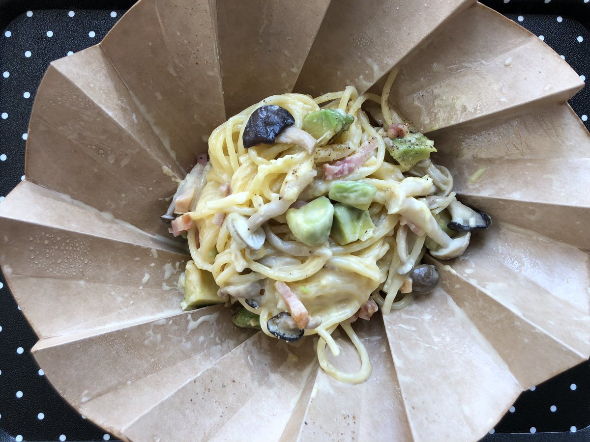 atom_55's tweet photo. 今日のお昼ごはん
koi kitchen さんの
たっぷりキノコとアボカドのカルボナーラ
ほんとに美味しいパスタだ〜💕
たまらんです
リピ確実
入れ物はコンパクトで小さく見えるんだけど、開くとお皿になるの✨
これこれ、いいよねー✨
#コイキッチン
#koikitchen
#松山市
#キッチンカー https://t.co/TxMuhMMWUv