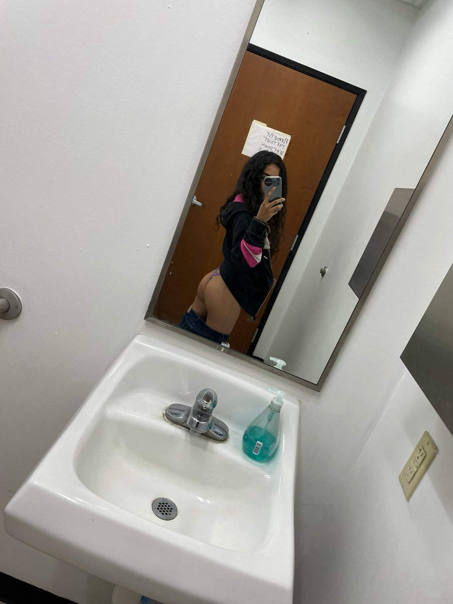 luciiiddream's tweet photo. Come get your phones at T-Mobile 🥰 https://t.co/0vPPmIlS3H