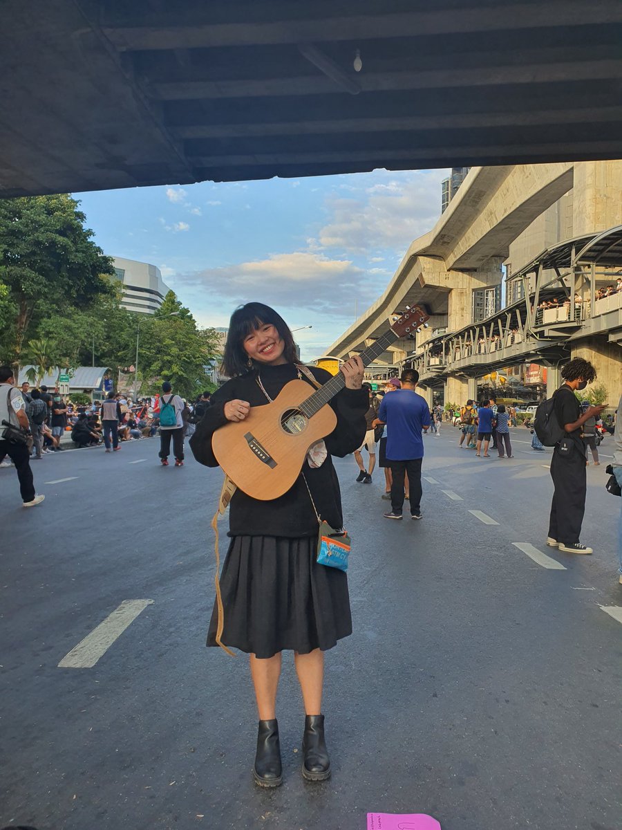 lukpeachiie's tweet photo. ลูกพีชเคยได้รับเลือกไปเล่น SXSW ที่ USA แต่ความฝันดับไม่ใช่เพราะโควิดแต่เพราะรัฐตัดงบปีลูกพีช ลูกพีชจึงออกมาเรียกร้องดนตรีศิล���ะจนโดนหมาย ถ้าทำสำเร็จคงเป็นต้นแบบให้ศิลปินรุ่นใหม่ได้ทำตามฝันอีกนิดเดียวจริงๆ��ะสำเร็จ รบกวนช่วยสนับสนุนทีนะคะ 🥺🙏🏻 #ลูกพีช 👉🏻 https://t.co/sbui6RZHmD 👈🏻 https://t.co/mlxBkviXMN
