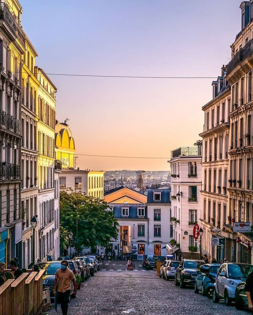 #Montmartre 😍 #Paris, #France 🇫🇷 #Europe #travel #streetphotography - 📸 Photo by  @ludobabadjo 🙌🏆 via @seulementparis