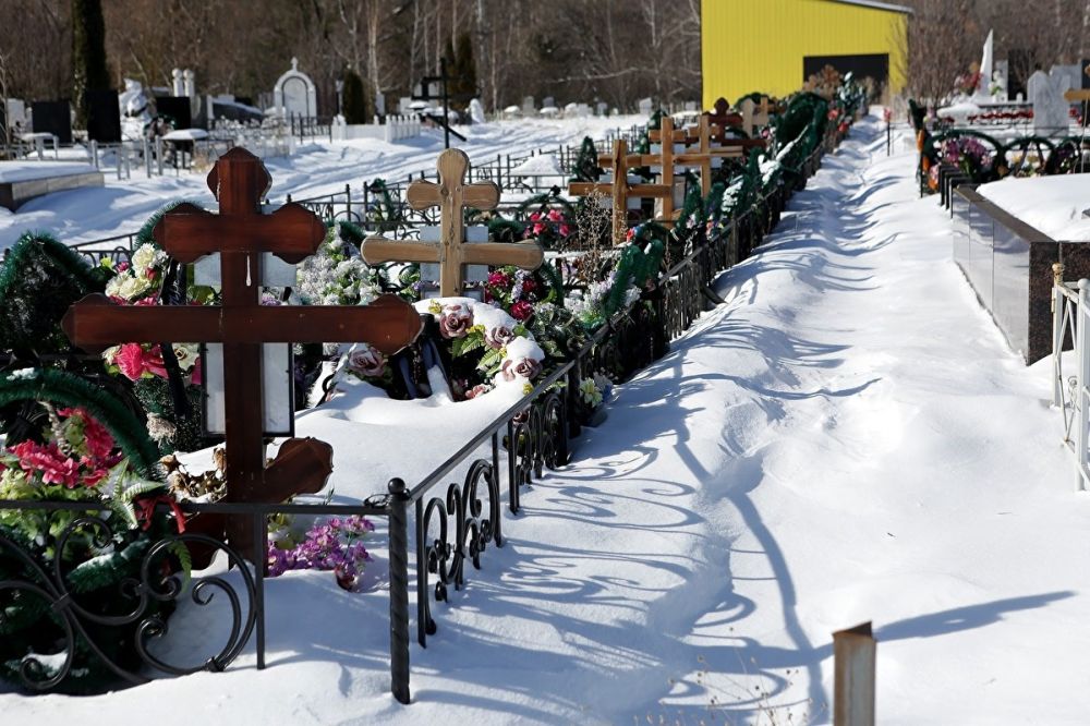 Умершие 19 января. Кладбище в России. Кладбище зимой. Кладбище свежее. Переполненное кладбище.