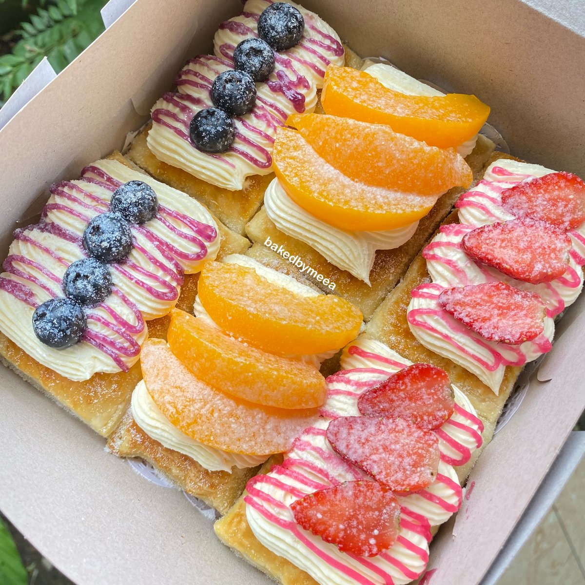 bakedbymeea's tweet photo. Siapa suka Peach Strudel from Kenny Hills Baker? Me eitherrr 🥺✋🏻✋🏻 

Ni ada ni ala-ala strudel KHB 🙈 
Cuma topping ada Strawberry &amp; Blueberry hihi 💓 https://t.co/yGdhfdBFny