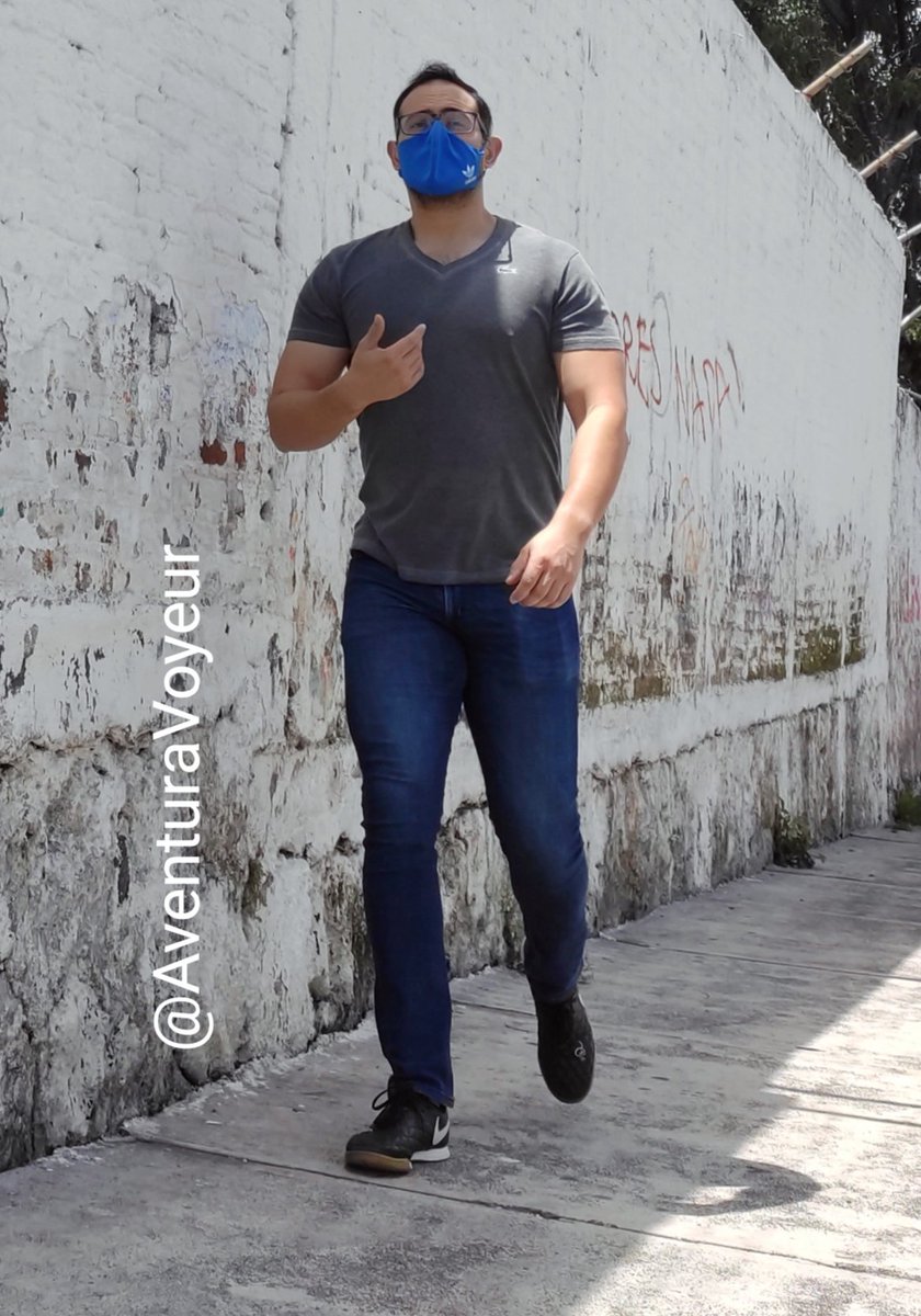 AventuraVoyeur's tweet photo. Grandotes pa' que me peguen 😅🤭 #heterosengañados #heteroscachondos #piernudos #nalgones #guaposcallejeros #MartesDeSeduccion https://t.co/W7Zjrn2PY4