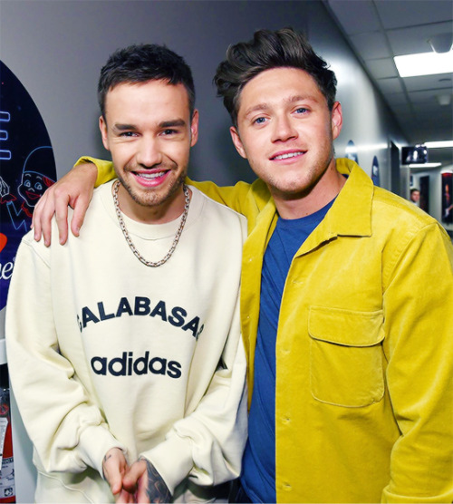 Today (December 1) in 2017 - Niam catch up backstage at the LA Jingle Ball! 💗💗