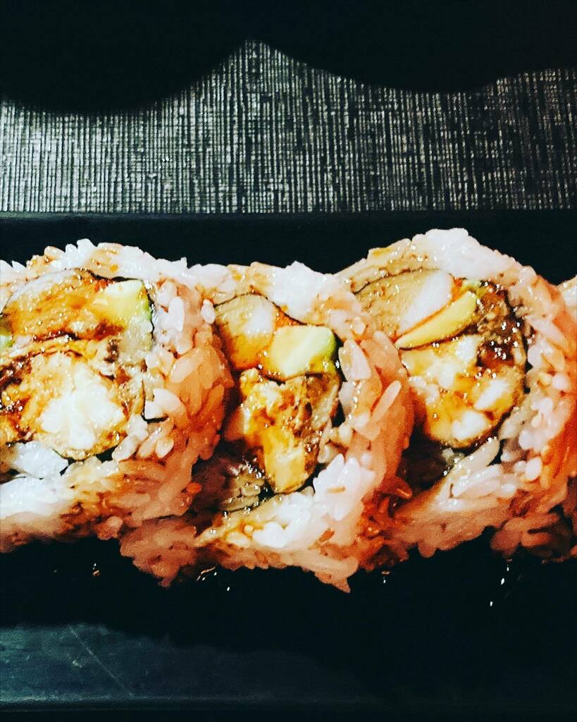 S3GIT9's tweet photo. Eating California. #sushi #dinner #spiderroll https://t.co/YBGIwECpO9