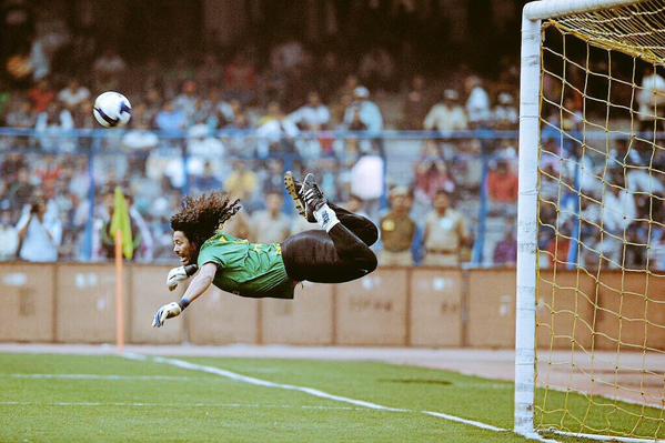 ALAArchivos's tweet photo. #SinergiaALA #MemoriaDeportivaALA
El reconocido “escorpión” del portero colombiano René Higuita realizado en el partido amistoso frente a Inglaterra un 6 de septiembre de 1995. 
Imagen vía: https://t.co/Xs2YMOfKIq
ALA, la comunidad archivística de Iberoamérica https://t.co/EsLoVtzSoy