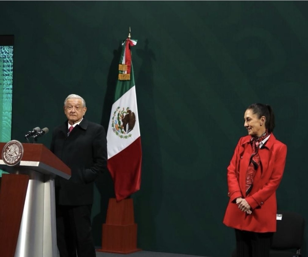 JorgeAgui13's tweet photo. Que ridículo @lopezobrador_ @Claudiashein  como ves @brozoxmiswebs esta foto tan cursi y tarada a la vez https://t.co/xiXQNvHucX