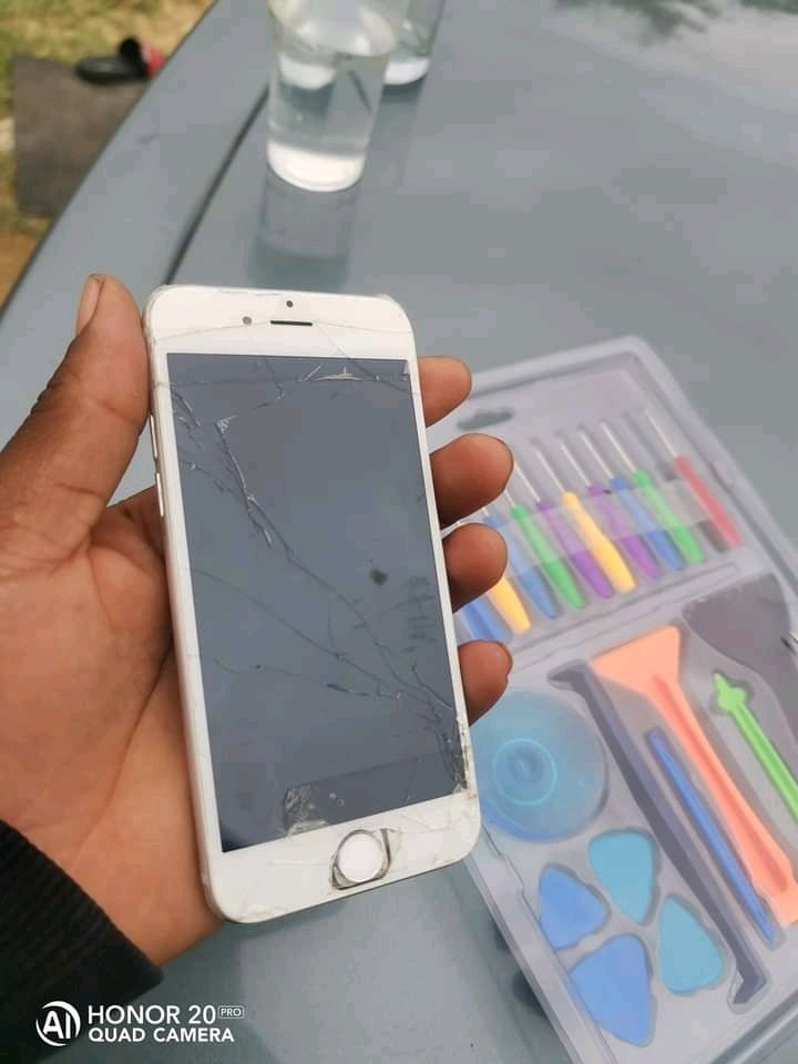 Njomane0106's tweet photo. Hello ke #December don't use a broken screen you'll hurt your fingers we're located in nelspruit dm for quotation or contact 0765194809 https://t.co/MdO3Ti6xCA