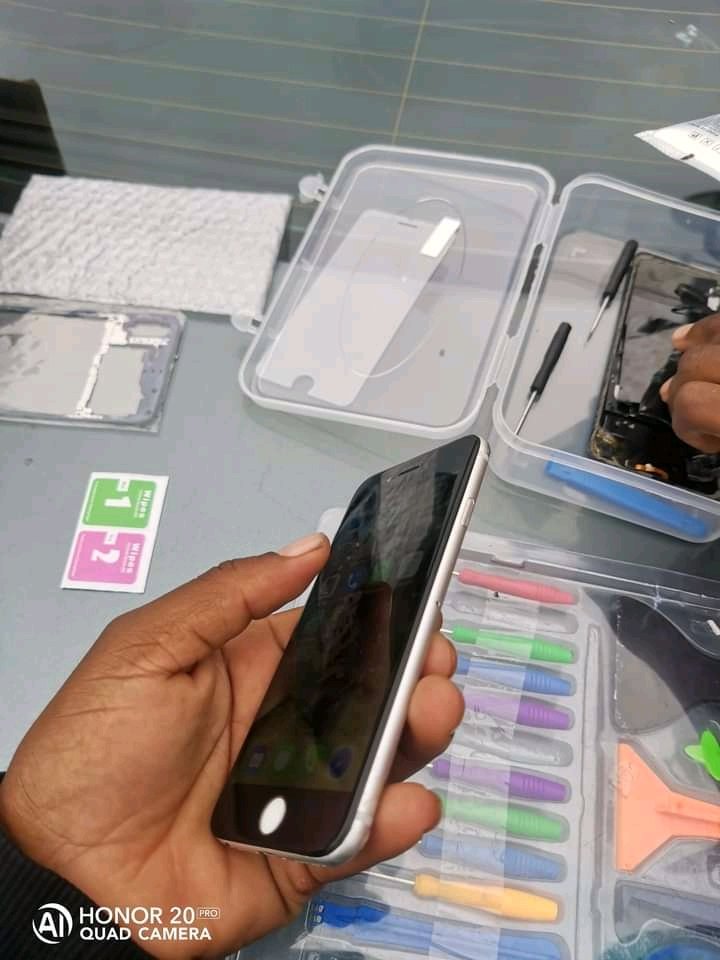 Njomane0106's tweet photo. Hello ke #December don't use a broken screen you'll hurt your fingers we're located in nelspruit dm for quotation or contact 0765194809 https://t.co/MdO3Ti6xCA