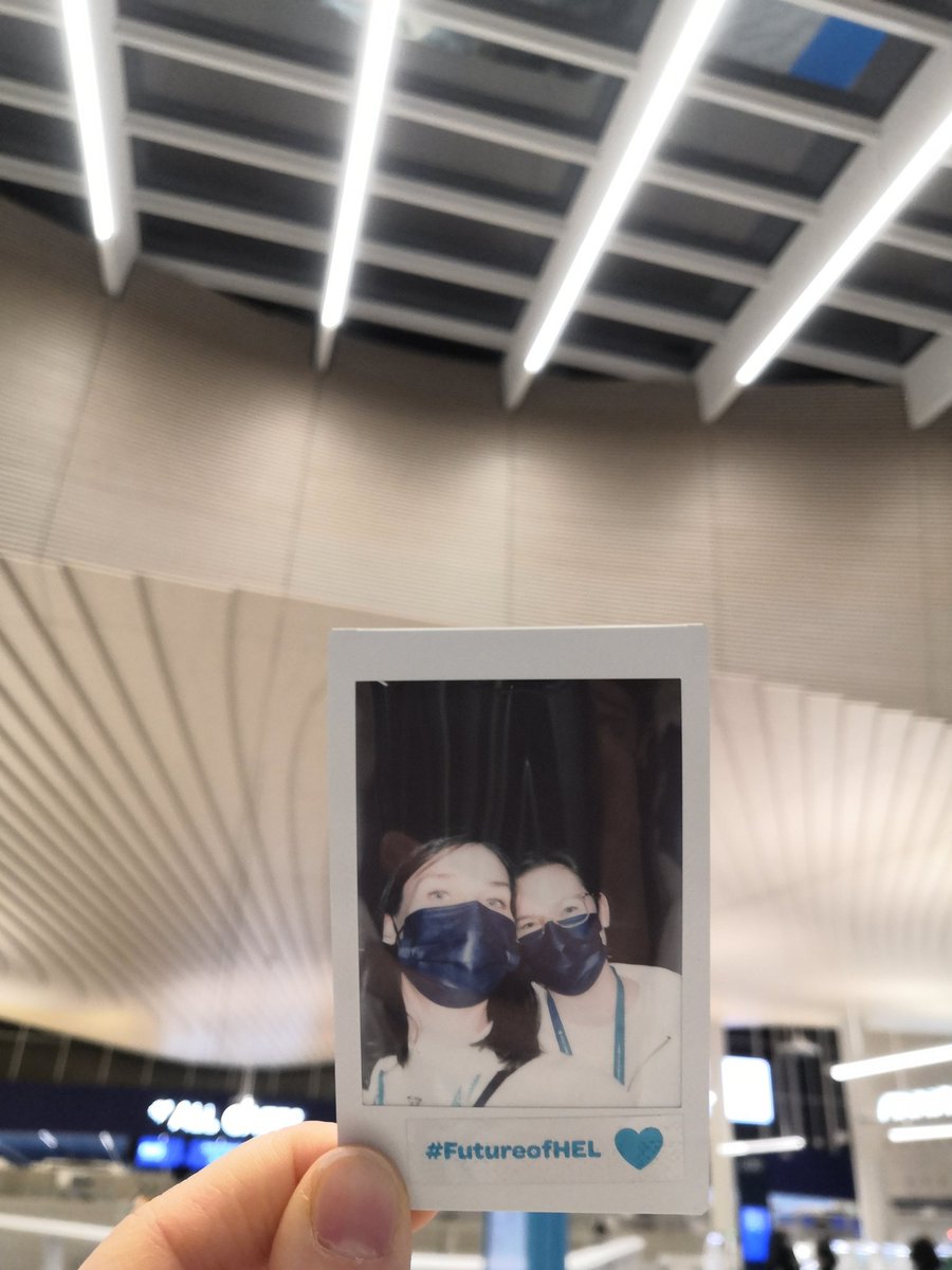 PinjaSana's tweet photo. Uusi Terminaali 2 on avattu, täällä aamuvirkkuina paikalla viestinnän ja markkinoinnin kollegoiden kanssa 🎉 #FutureofHEL @HelsinkiAirport @Finavia https://t.co/vLYM8B9jva
