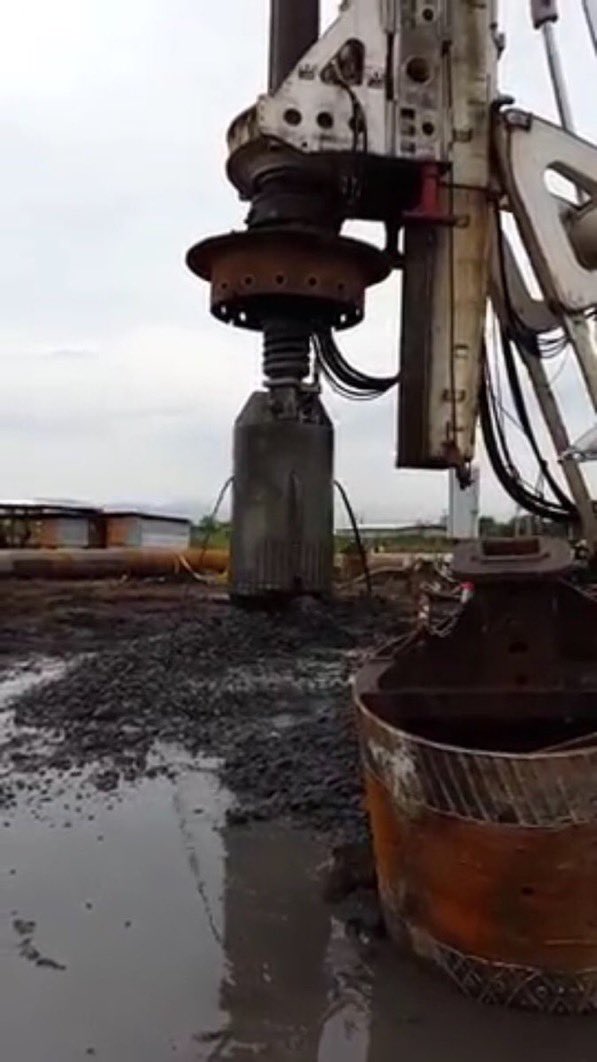 desdeelmurete's tweet photo. Pilote de extracción. 
Vídeo de bucket de perforación/limpieza https://t.co/LPpkOug6CW https://t.co/ORbLYcLnBv