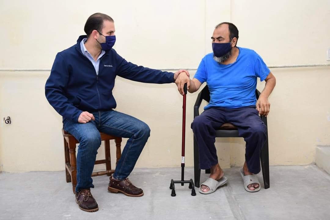 Oiga <a href="/MonMaron/">Mon Maron</a> todo suma pero no todo se cacaraquea. #Nomamar
Diputado tamaulipeco presume en redes, entrega de bastón