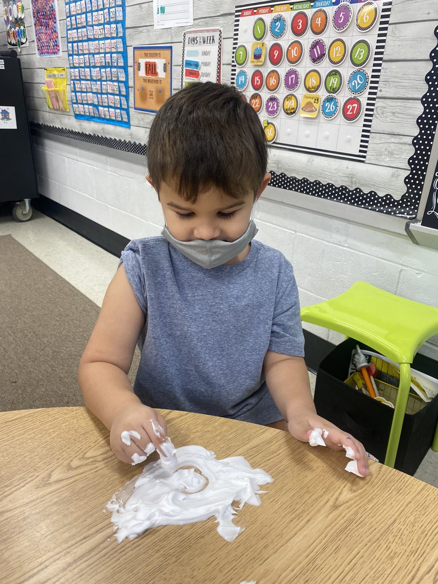 MrsNikoleSolano's tweet photo. It was snowing outside so we brought the “snow” inside for some multi-sensory letter practice!❄️ #basdignite @BASDSpGarden https://t.co/mReDantyse