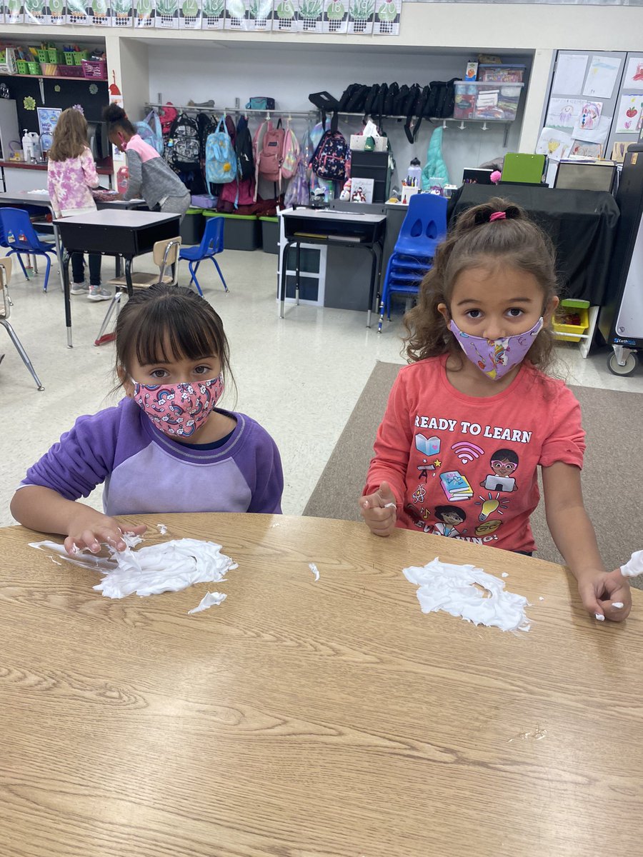 MrsNikoleSolano's tweet photo. It was snowing outside so we brought the “snow” inside for some multi-sensory letter practice!❄️ #basdignite @BASDSpGarden https://t.co/mReDantyse