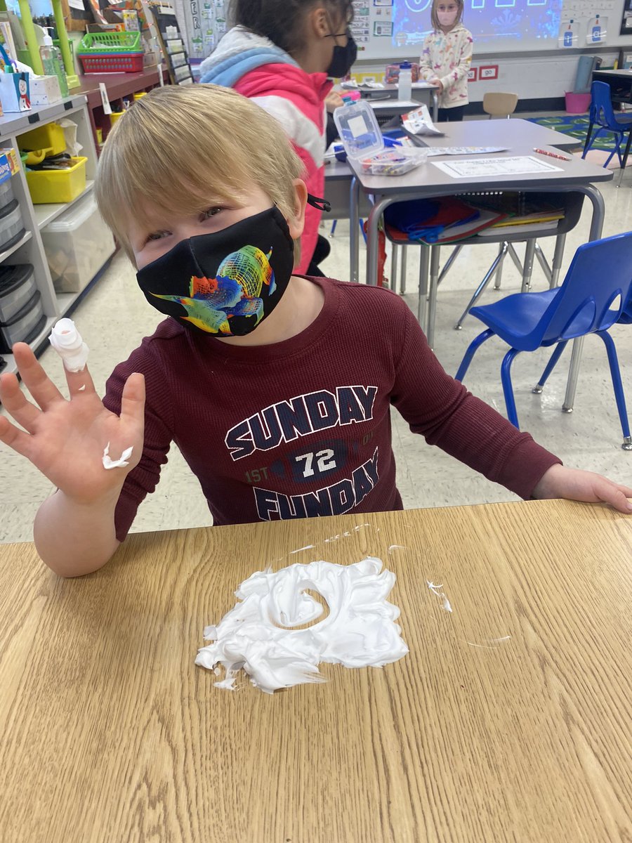 MrsNikoleSolano's tweet photo. It was snowing outside so we brought the “snow” inside for some multi-sensory letter practice!❄️ #basdignite @BASDSpGarden https://t.co/mReDantyse