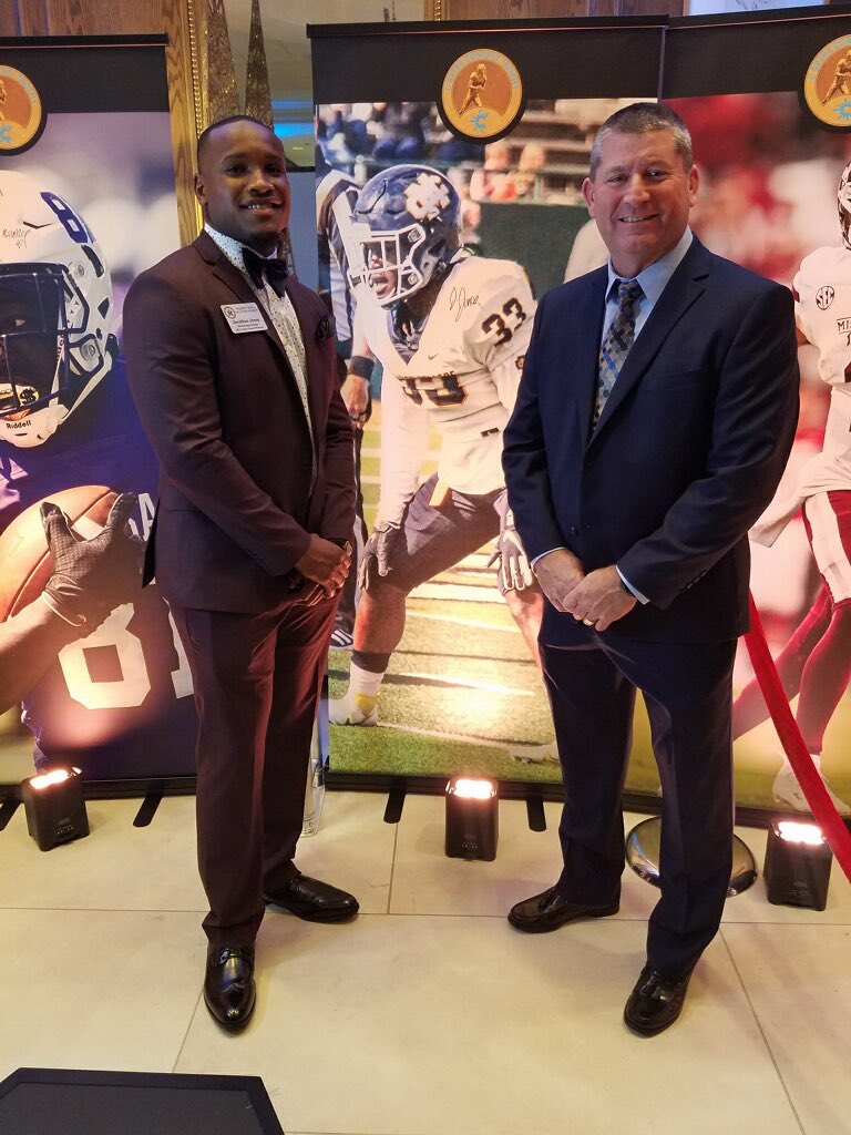 GoChoctaws_FB's tweet photo. 𝙎𝙪𝙞𝙩𝙚𝙙 𝙐𝙥 🥶

Looking clean at tonight’s Conerly Trophy presentation @Jjxfactor_33 @CoachJBland https://t.co/a5JfOjyD0v
