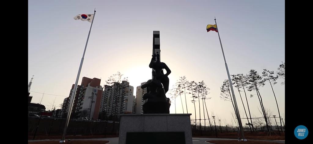 fernand20091601's tweet photo. Otra razón más porque debería venir BTS, porque nuestra bandera está en Corea, fue el único país de latinoamerica que ayudo en la guerra de Corea asi que somos países hermanos, nuestra alegría y dolor son de nosotros 

#BTSenColombia2022 https://t.co/wYURA8AwAK