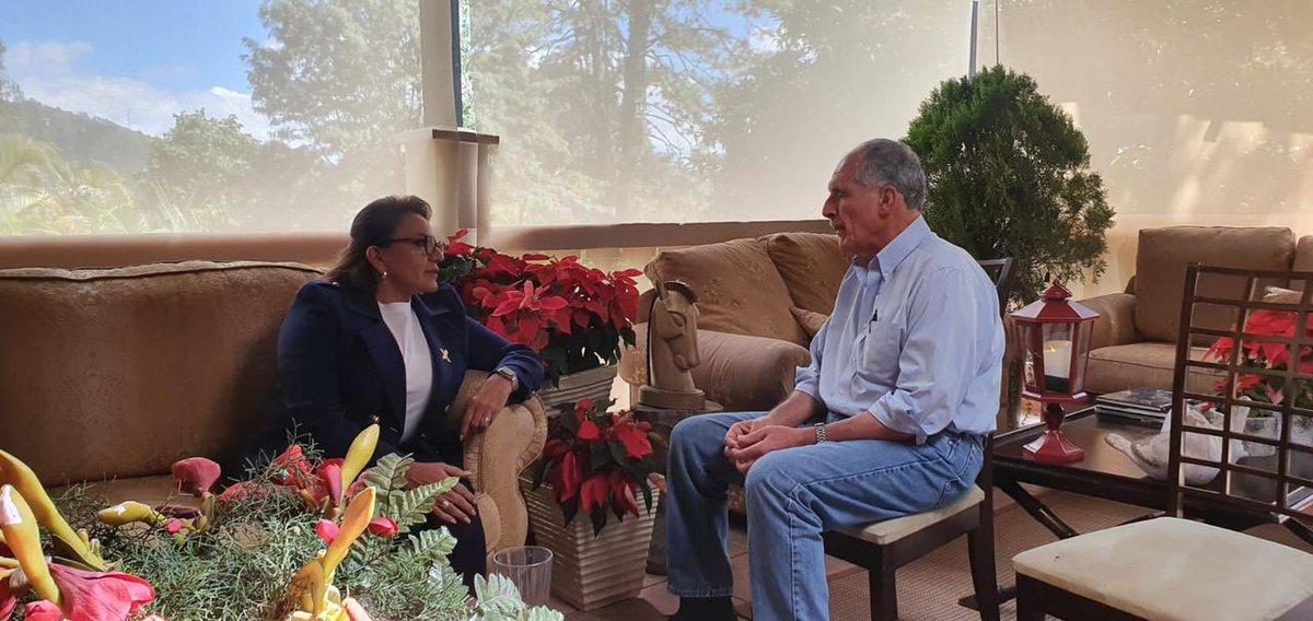 XiomaraCastroZ's tweet image. Nasry Asfura Zablah, Candidato del PN, acepta la voluntad del pueblo, reconoce la victoria de Libre en alianza, y mi triunfo como Presidenta electa de HN. ¡Gracias!

¡Pueblo, no te voy a fallar! Con mis promesas retornaremos al orden democrático.