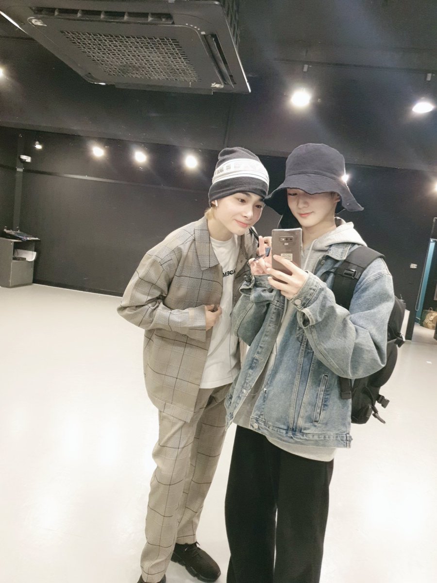 theneonsite's tweet photo. Hoy es día de ver la luz y quitarme el polvito del sótano (ft. un clingy Jaylen) porque el #𝐓ARA2ndℂ𝔹 no es algo que me quiera perder tbh. Además debo aprovechar y sacar mis dotes de main dancer con #Beep𝗕𝗼𝐓ARA. Bañen a Donita, digo, felicidades!

Mānji-𝐊iddo ⭐️ #KO𝔼𝕄I ! https://t.co/r6vAB5CnGd