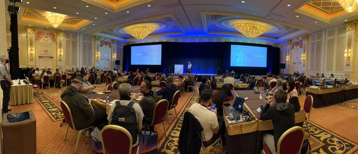 Great turnout as <a href="/phoebesykim/">Phoebe Kim</a> and <a href="/tarsio/">Tarsio Moraes</a> talk <a href="/vmwarecloudaws/">VMware Cloud on AWS</a> and <a href="/VMwareHCX/">VMware HCX</a> !!! #vExpert #RUNVMC #RUNHCX