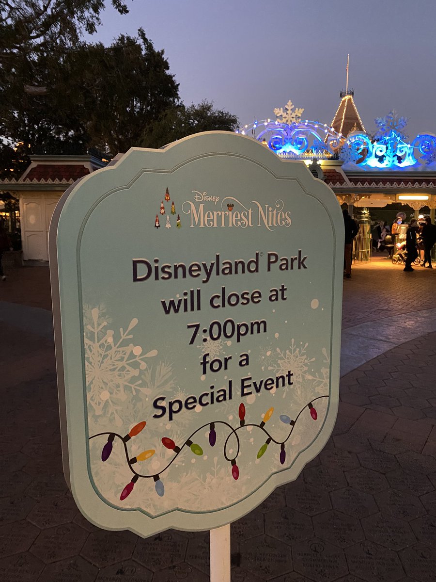 Disneyland Park is closing early tonight for the #MerriestNites event. Sadly I was not able to snuffel in some tickets when I was planning this trip. 

I’m going back to Disney California Adventure for the rest of this evening! https://t.co/v6tsSQ6RCj