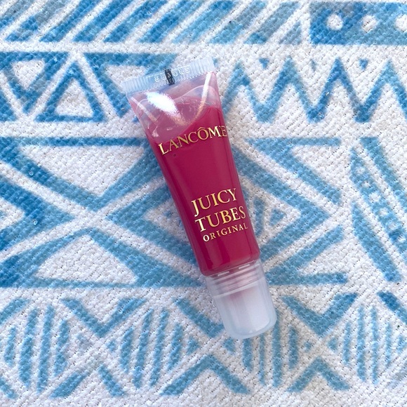 IvonCage's tweet photo. So good I had to share! Check out all the items I'm loving on @Poshmarkapp from @pamela_good #poshmark #fashion #style #shopmycloset #lancome #sephora #iconiclondon: https://t.co/edIgUHM1cj https://t.co/FWiSV7l9Hl