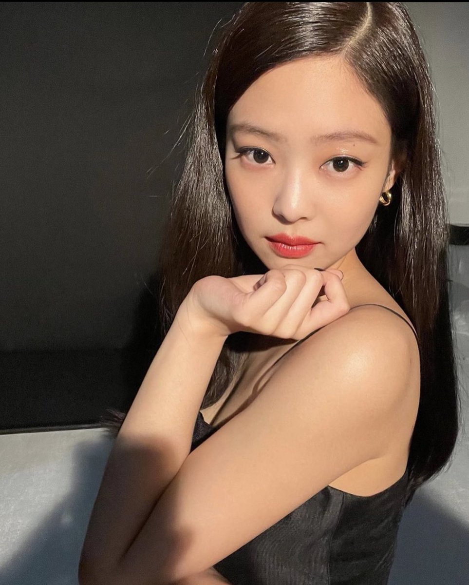 spinorbinmusic's tweet photo. BLACKPINK's Jennie looking beautiful in newly shared photos. ❤️ https://t.co/Br4gJ9ig2E