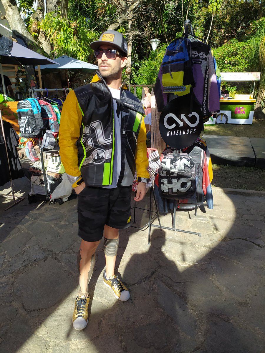 kitel00ps's tweet photo. Kiteloops in #Caracas showing off a bit of style with @adrianlara_
#nftfashion #sustainablefashion #kitsupcycle #kiteloops #crypto $smart $hosky $btc $sand #Metaverse https://t.co/gGQqdAmn44