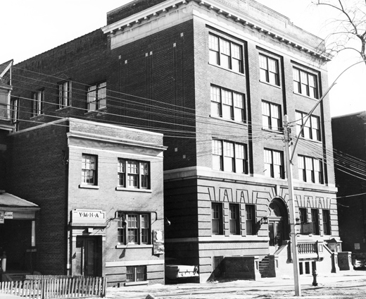TorontoPast's tweet photo. Brunswick Ave: Located at 15 Brunswick Ave ( now townhouses ) was the first YMHA, Young Men's Hebrew Assoc. A gym and recreational facilities where la
.
#toronto #torontopast #torontohistory #brunswickave #jcc #jewishhistory #torontojewish #YMHA https://t.co/LZAss3X4b6