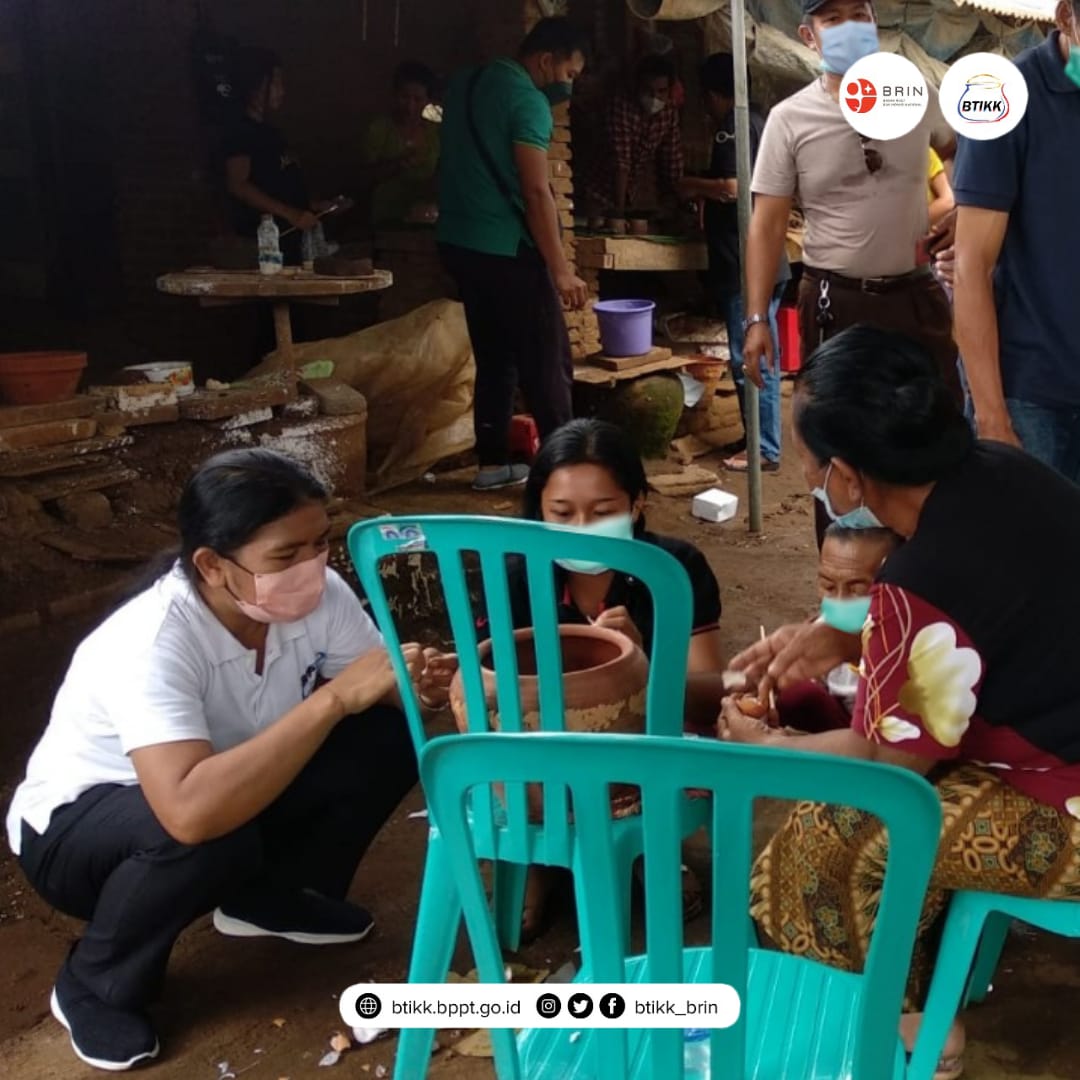 btikk_brin's tweet photo. Pada hari ke-4 acara Bimtek Diversifikasi dan Peningkatan Kualitas Kerajinan Gerabah dan Keramik yang diadakan oleh Disperindag Provinsi Bali dan Balai Teknologi Industri Kreatif Keramik, Minggu, 27 November 2021, masih berlangsung. https://t.co/oOFFtwsVeY