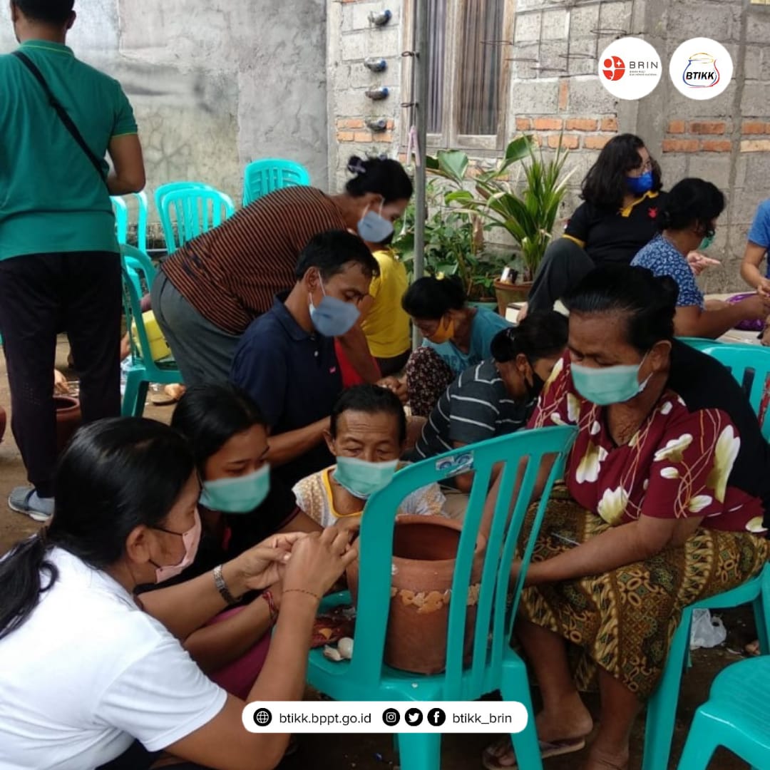 btikk_brin's tweet photo. Pada hari ke-4 acara Bimtek Diversifikasi dan Peningkatan Kualitas Kerajinan Gerabah dan Keramik yang diadakan oleh Disperindag Provinsi Bali dan Balai Teknologi Industri Kreatif Keramik, Minggu, 27 November 2021, masih berlangsung. https://t.co/oOFFtwsVeY