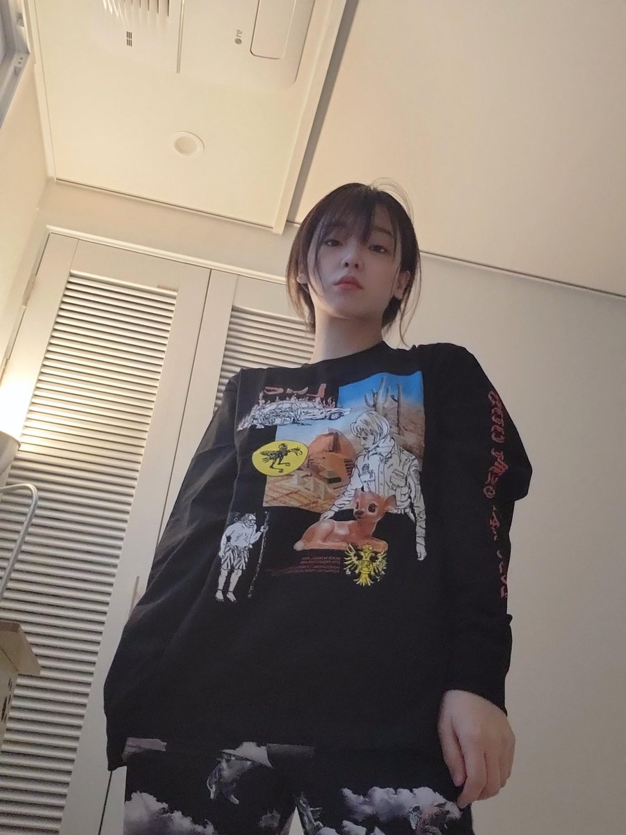 ggochcha's tweet photo. she said fighting for december but why she looks like she gonna fight me instead https://t.co/6VYcYam35p
