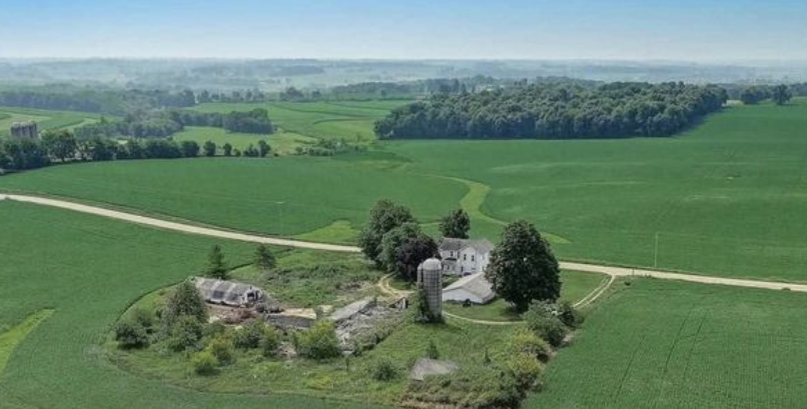 allison_moore94's tweet photo. anyone else dream of redoing an old farm house? I cant stop dreaming of the possibilities of this place https://t.co/lQoLgcuMHD
