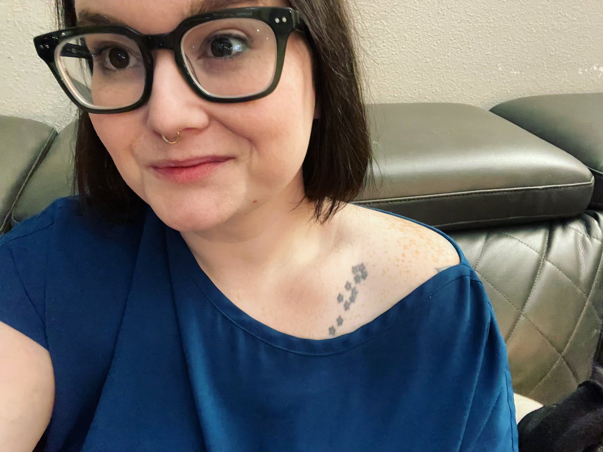 lady_bukowski's tweet photo. Why yes, apparently I was born with collarbones. Who knew. https://t.co/JSQSmJgQc6