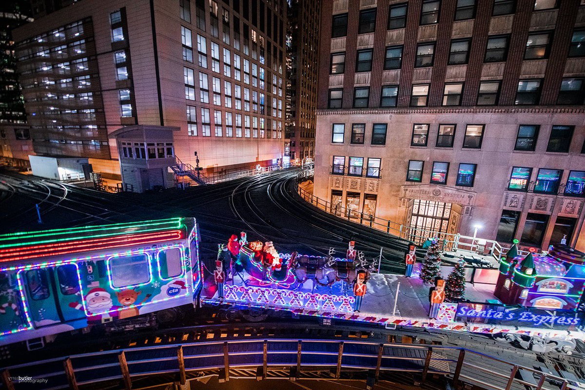 Oh my God.  Santa's coming.  I know him. Tuesday night on the CTA rails with the Holiday Train.  #chicago #news #elf