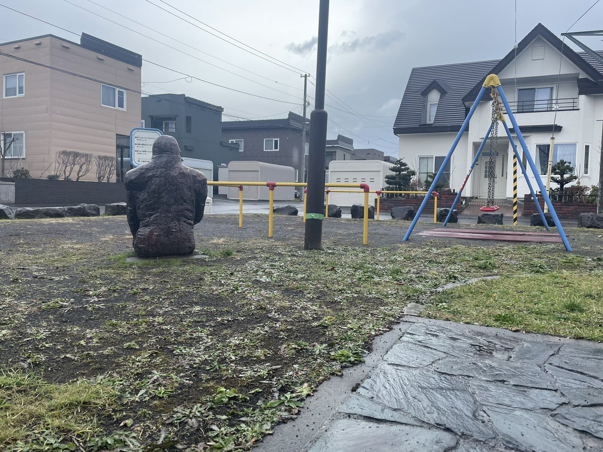 kurehaotsuki's tweet photo. 以前、余市で見つけたゴリラさん、
手稲でも発見✨

ゴリラの仕掛け人が気になって仕方ありません。

#曙どんぐり公園 https://t.co/dwFoUBWwMi