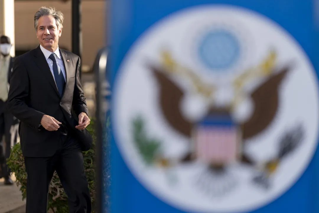 11月11日，美国国务院宣布，布林肯将与非洲三国领导人举行会晤，讨论应对新冠疫情、重建全球经济、应对气候变化等议题。刻意不提中国，但句句不离中国，
这是布林肯此次非洲之行的“拧巴”之处，而这层“窗户纸”终究还是由美媒记者当面捅破了。