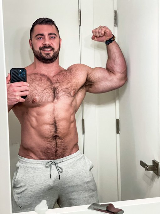 Bulking update: 243 today, +26 lbs from show day, still got the abs. Feeling good! https://t.co/zr5Q