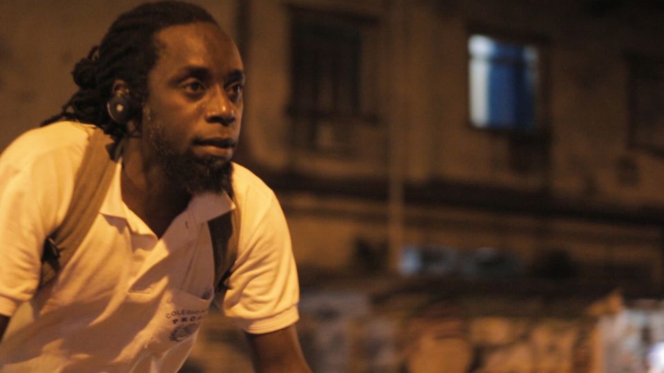 Resenhando's tweet photo. O documentário #APedra, de #DavidsonDavisCandanda, aborda as conquistas de três personagens, #RobertoBorges, #HeloisadaCosta e #AdelsonMartins, na luta e resistência antirracista, além de tratar sobre o racismo na educação.
https://t.co/WtQrCNAdGC https://t.co/jU8v3v11Ev